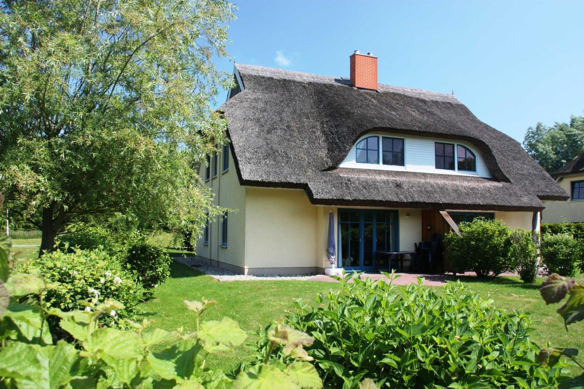 Komfortables Reetdachferienhaus Hasel 1 Puddemin Extérieur photo