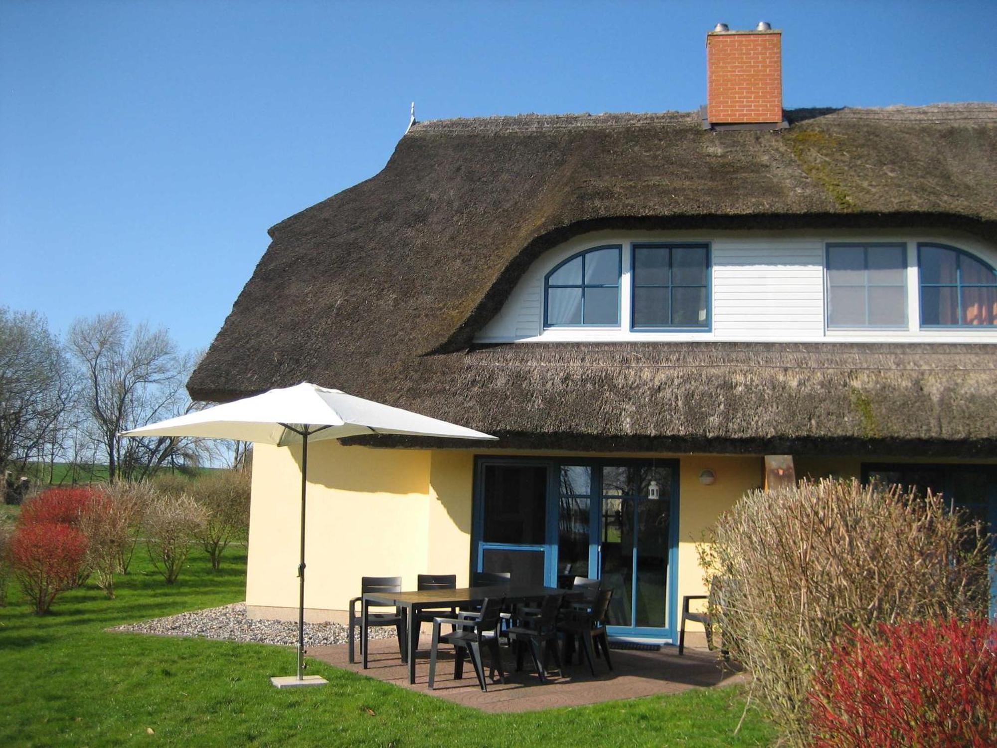 Komfortables Reetdachferienhaus Hasel 1 Puddemin Extérieur photo
